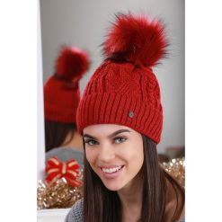 Czapka VANIE RED. Czerwone czapki damskie Czapka VANIE RED, na zimę, bez wzorów. W wyprzedaży za 29,00 zł.