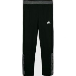 Adidas Performance - Spodnie dziecięce. Czarne dresy chłopięce adidas Performance, bez wzorów, z elastanu. W wyprzedaży za 89,90 zł.