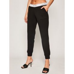 Spodnie dresowe Calvin Klein Underwear 0000QS5716E. Czarne spodnie damskie Calvin Klein Underwear, xs, z dresówki. Za 249,00 zł.