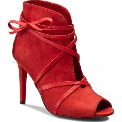 Botki CARINII - B3564 Samuel 1924/Oassi Rosso. Czerwone botki damskie na obcasie marki Carinii, z nubiku. W wyprzedaży za 239,00 zł.
