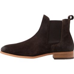 Shoe The Bear CHELSEA Botki dark brown. Brązowe bez kategorii marki Shoe The Bear, z materiału. W wyprzedaży za 535,20 zł.