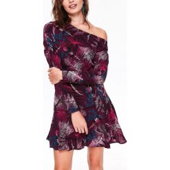 ASYMETRYCZNA SUKIENKA Z PRINTEM. Brązowe sukienki asymetryczne marki Top Secret, na jesień, eleganckie, z asymetrycznym kołnierzem. Za 79,99 zł.