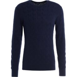 Swetry klasyczne męskie: J.LINDEBERG HARRING BASKET CABLE Sweter navy