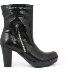 Botki - skóra naturalna - model 495 - kolor czarny błyszczący. Czarne botki damskie Zapato, ze skóry, bez obcasa, bez zapięcia. W wyprzedaży za 319,20 zł.