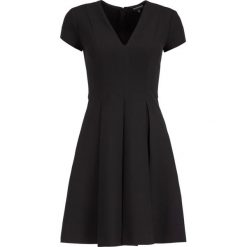 Sukienka koktajlowa Emporio Armani 6G2A62 2N2PZ 0999. Czarne sukienki damskie Emporio Armani, bez wzorów, z elastanu, wizytowe, bez kołnierzyka, bez rękawów. W wyprzedaży za 549,00 zł.