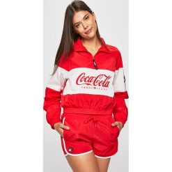 Tommy Jeans - Kurtka x Coca-Cola. Czerwone kurtki damskie Tommy Jeans, s, bez wzorów, z poliesteru, krótkie. W wyprzedaży za 479,90 zł.