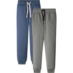 Spodnie dresowe (2 pary) bonprix indygo-szary melanż. Niebieskie dresy chłopięce marki bonprix, melanż, z dresówki. Za 49,98 zł.