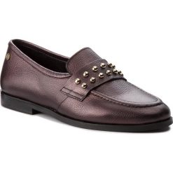 Półbuty TOMMY HILFIGER - Round Stud Loafer FW0FW03576 Decadent Chocolate 296. Czerwone półbuty damskie TOMMY HILFIGER, na co dzień, bez wzorów, ze skóry, bez obcasa, na obcasie, bez zapięcia. W wyprzedaży za 349,00 zł.