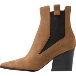 KENDALL + KYLIE FINIGAN Botki cioco oil rich. Brązowe botki damskie skórzane marki KENDALL + KYLIE, klasyczne. Za 899,00 zł.