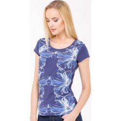 T-shirt z kwiatowym printem. T-shirty damskie Monnari, bez wzorów, z bawełny, bez kołnierzyka. Za 39,96 zł.