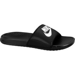 KLAPKI BENASSI JDI. Czarne klapki męskie Nike, w paski, ze skóry ekologicznej. Za 119,99 zł.