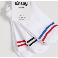Skarpetki z paskami - Biały. Białe skarpetki damskie Sinsay, w paski. Za 9,99 zł.