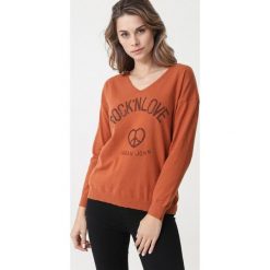 Jasnobrązowy Sweter Crystal Brook. Pomarańczowe swetry damskie Born2be, s, z nadrukiem, bez rękawów, długie, bez kaptura. Za 109,99 zł.