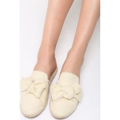 Beżowe Klapki Moonstone. Brązowe espadryle damskie Born2be, bez wzorów, bez obcasa, na płaskiej podeszwie. Za 49,99 zł.