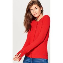 Dopasowany sweter z zapięciem na guziki - Czerwony. Czerwone swetry rozpinane damskie Mohito, l. Za 59,99 zł.