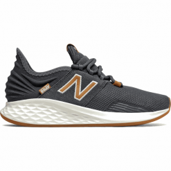 New Balance Fresh Foam Roav Backpack - WROAVBK. Pomarańczowe buty sportowe damskie New Balance, bez wzorów, z gumy, tenisowe. Za 399,99 zł.