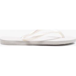 Havaianas - Japonki. Białe klapki damskie Havaianas, bez wzorów, z gumy, bez obcasa, na obcasie. W wyprzedaży za 49,90 zł.
