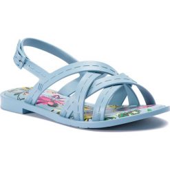 Sandały MELISSA - Hailey + Jason Wu Ad 32461 Blue 50528. Niebieskie klapki damskie Melissa, bez wzorów, z tworzywa sztucznego, bez obcasa, na obcasie. W wyprzedaży za 299,00 zł.