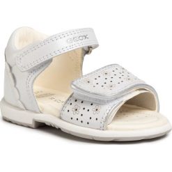 Sandały GEOX - B S.Verred B B0221B 044HI C1000 M White. Białe sandały dziewczęce Geox, ze skóry ekologicznej, bez zapięcia. Za 239,00 zł.