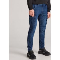 Spodnie jeansowe cargo - Granatowy. Niebieskie spodnie męskie Reserved, bez wzorów, z jeansu. W wyprzedaży za 49,99 zł.