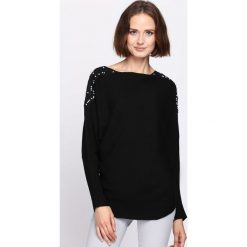 Czarny Sweter Incidental. Czarne swetry klasyczne damskie Born2be, l, z dzianiny, z dekoltem w łódkę. Za 79,99 zł.
