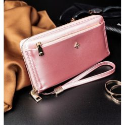 Portfel damski na zamek różowy Milano Design - różowy. Różowe portfele damskie MILANO DESIGN, bez wzorów, ze skóry. Za 39,99 zł.
