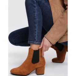 Camelowe Botki Fairgrounds. Brązowe botki damskie Renee, z okrągłym noskiem, za kostkę, na średnim obcasie, na obcasie, bez zapięcia. Za 119,99 zł.