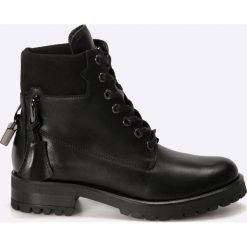 Carinii - Botki. Czarne buty zimowe damskie marki Carinii, z materiału, z okrągłym noskiem, na obcasie, na sznurówki. W wyprzedaży za 199,90 zł.