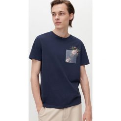 T-shirt z nadrukiem i kieszenią - Granatowy. Niebieskie t-shirty męskie Reserved, xl, z nadrukiem, bez kołnierzyka. W wyprzedaży za 25,99 zł.