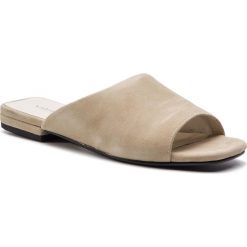 Klapki VAGABOND - Becky 4508-040-07 Sand. Brązowe klapki damskie Vagabond, bez wzorów, ze skóry, bez obcasa, na obcasie. W wyprzedaży za 239,00 zł.