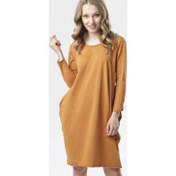 Camelowa Sukienka Adrieta. Brązowe sukienki damskie Born2be, xl, bez wzorów, z dzianiny, bez kołnierzyka, bez rękawów. W wyprzedaży za 49,99 zł.