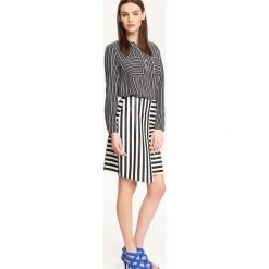 BLUZKA DŁUGI RĘKAW KLASYCZNA, LUŹNA. Czarne bluzki damskie marki Top Secret, w paski, eleganckie, z klasycznym kołnierzykiem, z długim rękawem. W wyprzedaży za 49,99 zł.