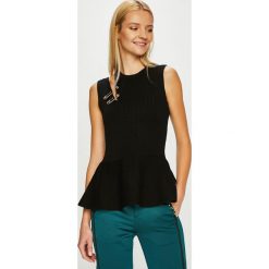 Guess Jeans - Top Clarita. Czarne bluzki damskie marki Guess Jeans, s, z aplikacjami, z poliesteru, casualowe, z okrągłym kołnierzem, bez rękawów. Za 369,90 zł.