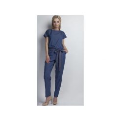 JEANSOWY KOMBINEZON Z PASKIEM, KB107 JEANS. Niebieskie kombinezony eleganckie damskie marki Lanti, z poliesteru, z dekoltem na plecach. Za 179,00 zł.