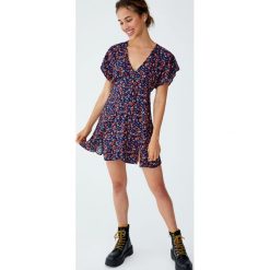 Sukienka mini z rozcięciami. Niebieskie sukienki mini damskie marki Pull&Bear. Za 99,90 zł.