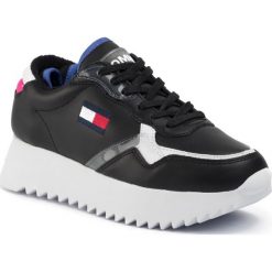 Sneakersy Tommy Jeans High Caleated Tomy Jeans Sneaker EN0EN00720. Czarne półbuty damskie Tommy Jeans, bez wzorów, z jeansu, bez obcasa, bez zapięcia. W wyprzedaży za 319,00 zł.