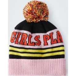 Dzianinowa czapka z pomponem. Różowe czapki damskie Pull&Bear, bez wzorów, z dzianiny. Za 49,90 zł.