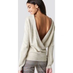 Swetry klasyczne damskie: NA-KD Trend Dzianinowy sweter z kopertowym tyłem - Beige