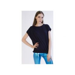 T-shirt z granatowej dzianiny z wiązaniem na plecach. Niebieskie t-shirty damskie marki Sthorm, s, bez wzorów, z wiskozy, z dekoltem na plecach. Za 199,00 zł.