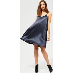 Sukienka połyskująca. Niebieskie sukienki damskie Moodo, na co dzień, s, bez wzorów, z elastanu, eleganckie, z dekoltem w serek, bez rękawów. Za 39,99 zł.