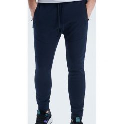 Sportowe joggery - Granatowy. Niebieskie spodnie męskie Cropp, s, bez wzorów, sportowe. Za 89,99 zł.