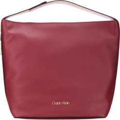 Calvin Klein Torebka Czerwony. Czerwone torebki klasyczne damskie Calvin Klein, w paski, z materiału, bez dodatków. Za 740,95 zł.