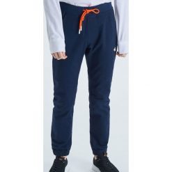 Spodnie joggery - Granatowy. Niebieskie spodnie męskie Cropp, m, bez wzorów. Za 129,99 zł.