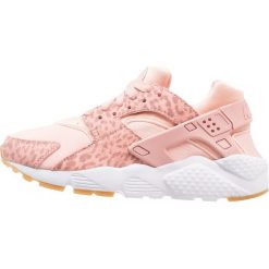 Nike Sportswear HUARACHE RUN SE (GS) Tenisówki i Trampki coral stardust/rust pink/light brown. Pomarańczowe trampki dziewczęce Nike Sportswear, z materiału. W wyprzedaży za 356,15 zł.