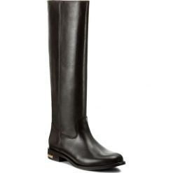 Oficerki GUESS - Calia FLCLI4 LEA11 DBROW. Brązowe kozaki damskie na obcasie marki Guess, z materiału. W wyprzedaży za 489,00 zł.