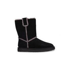 Śniegowce UGG Short Spill Seam Black. Czarne kozaki damskie Ugg, bez obcasa, bez zapięcia. Za 884,93 zł.
