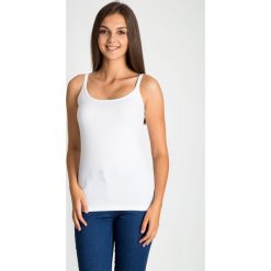 Biały top podkoszulka QUIOSQUE. Białe topy damskie marki QUIOSQUE, xl, w jednolite wzory, z bawełny, z klasycznym kołnierzykiem. W wyprzedaży za 29,99 zł.