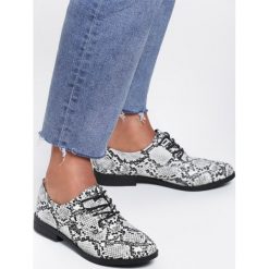 Białe Półbuty Go Abroad. Białe półbuty damskie Inny, bez wzorów, eleganckie, bez obcasa, na obcasie, na sznurówki. Za 79,99 zł.
