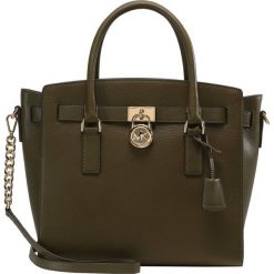 Torebki klasyczne damskie: MICHAEL Michael Kors HAMILTON Torebka olive