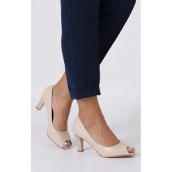 Beżowe czółenka peep toe ze skórzaną wkładką casu dd19x1/be. Brązowe czółenka damskie Casu, bez wzorów, z otwartym noskiem, bez obcasa. Za 119,99 zł.